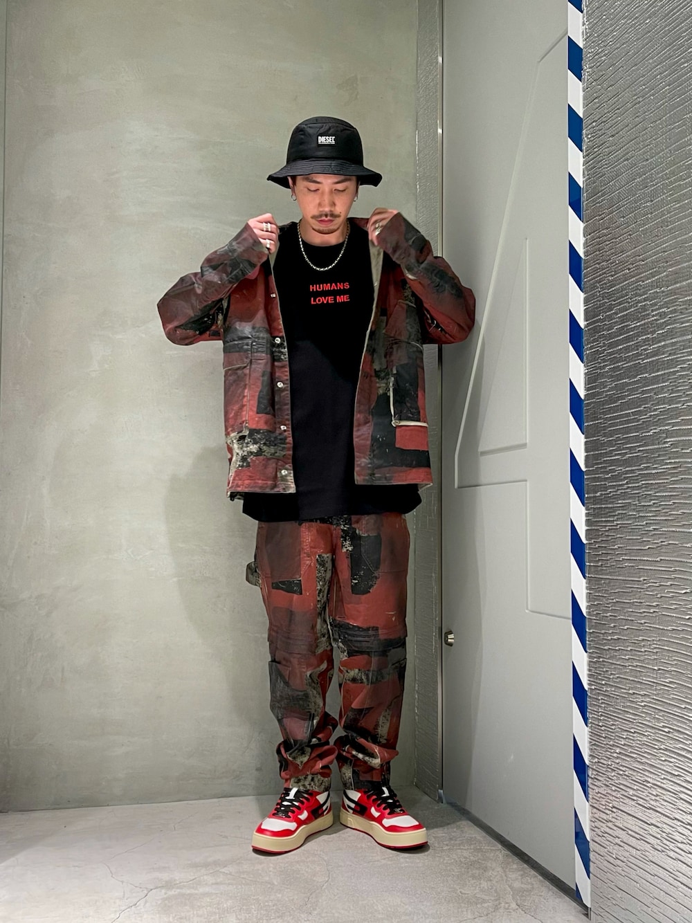 「スニーカー、デニム、セットアップ、カジュアル、シャツ、ストリート、赤、スニーカーコーデ、休日スタイル、ootd、シャツスタイル、バケットハット、カジュアルコーデ、秋、秋冬コーデ」｜「DIESELのメンズ ハット ナイロン素材 ユニセックス（ハット、ブラック系）」を使った、YUTA・Aさん（メンズ・180cm）の秋コーディネートの1枚目の写真