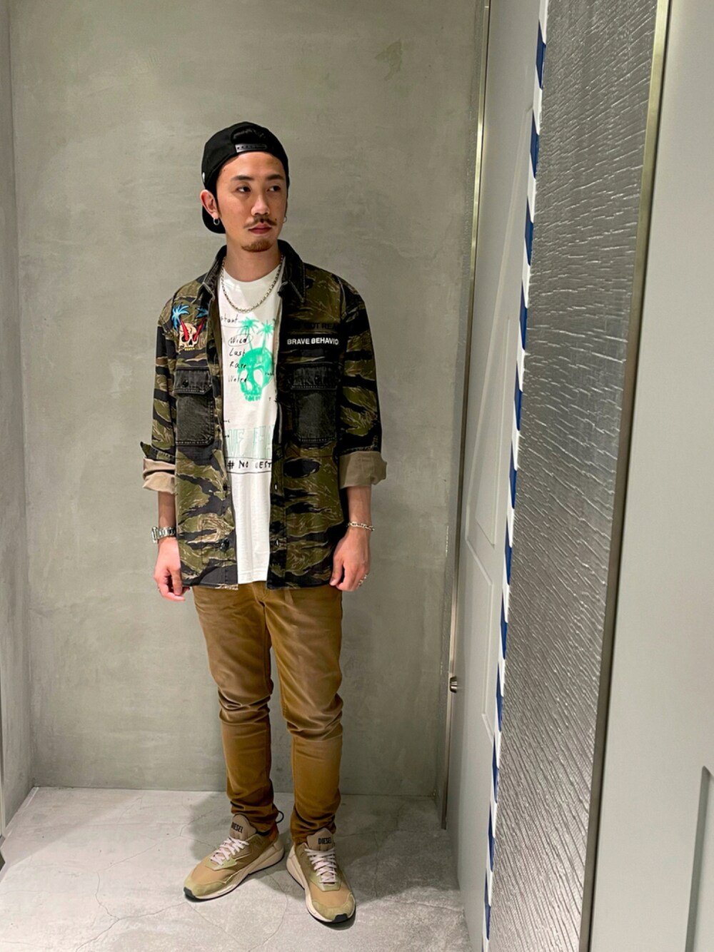 「スニーカー、ストリート、デニム、ootd、シャツスタイル、カジュアル、カジュアルコーデ、柄シャツ、キャップ、ミリタリー」｜「DIESELのメンズ シャツ ミリタリーシャツ ライトジャケット（シャツ/ブラウス、その他）」を使った、YUTA・Aさん（メンズ・180cm）の夏コーディネートの1枚目の写真