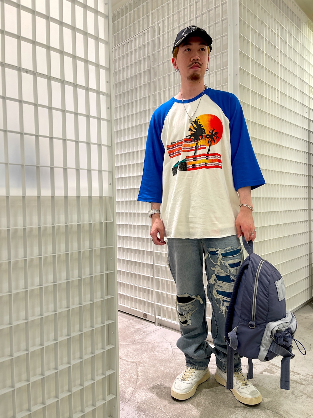 「ビッグシルエット、カジュアルコーデ、ラフ、ダメージデニムパンツ、ワイドパンツ、スニーカー、ストリート、デニムパンツ、Diesel、ディーゼル、キャップ、春夏コーデ、ラグランTシャツ、アメカジ、5月」｜「DIESELのメンズ キャップ メッシュ（キャップ、ブラック系）」を使った、YUTA・Aさん（メンズ・180cm）の春コーディネートの1枚目の写真