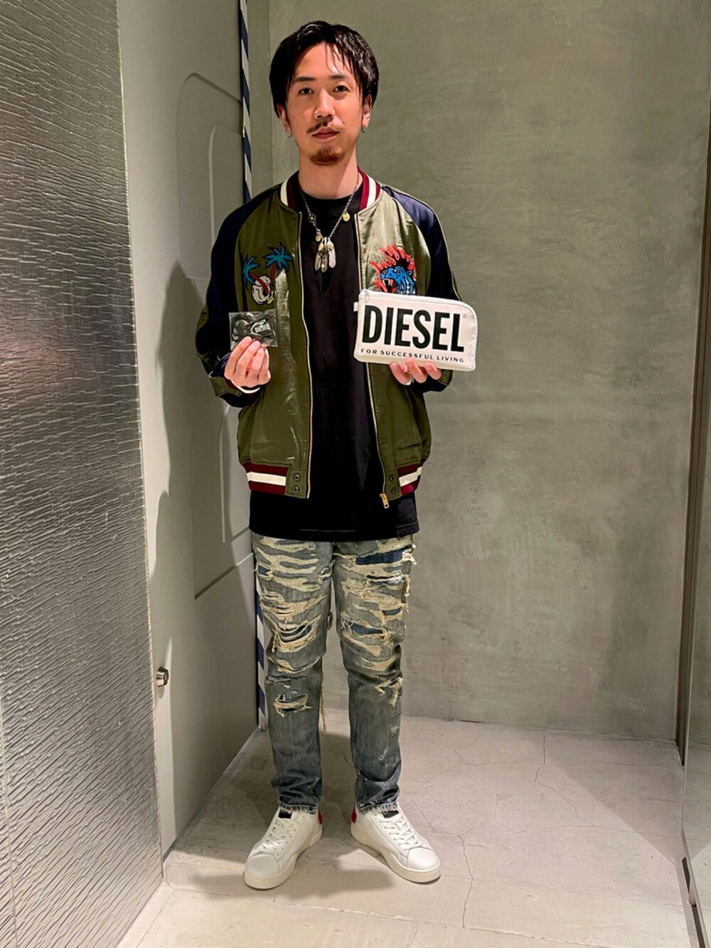 「Diesel、ディーゼル、デニム、オトナカジュアル、休日スタイル、カジュアル、カジュアルコーデ、スニーカー、今日のコーデ、ootd、スニーカーコーデ」｜「DIESELのメンズ ジャケット スタジャン スタジアムジャンバー ボンバージャケット（スタジャン、グリーン系）」を使った、YUTA・Aさん（メンズ・180cm）の夏コーディネートの1枚目の写真