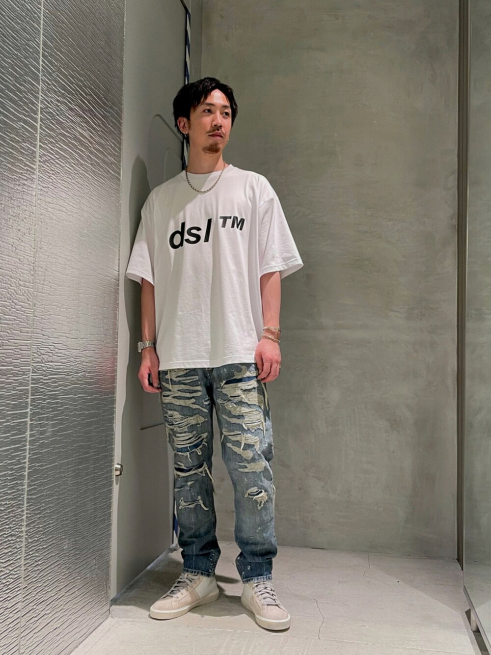 「デニム、カジュアルコーデ、オーバーサイズ、ラフ、ootd、ダメージデニムパンツ、スニーカー、大人カジュアル、ビッグシルエット、カジュアル」｜「DIESELのメンズ 半袖 カットソー トップス プリントTシャツ（Tシャツ/カットソー、ホワイト系）」を使った、YUTA・Aさん（メンズ・180cm）の夏コーディネートの1枚目の写真