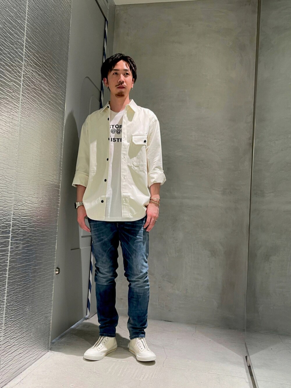 「カジュアルコーデ、シンプル、シャツスタイル、スニーカー、デニム、夏コーデ、大人カジュアル、カジュアル、ラフ、ootd」｜「DIESELのメンズ シャツ ミリタリー オーガニックコットン（シャツ/ブラウス、ホワイト系）」を使った、YUTA・Aさん（メンズ・180cm）の夏コーディネートの1枚目の写真