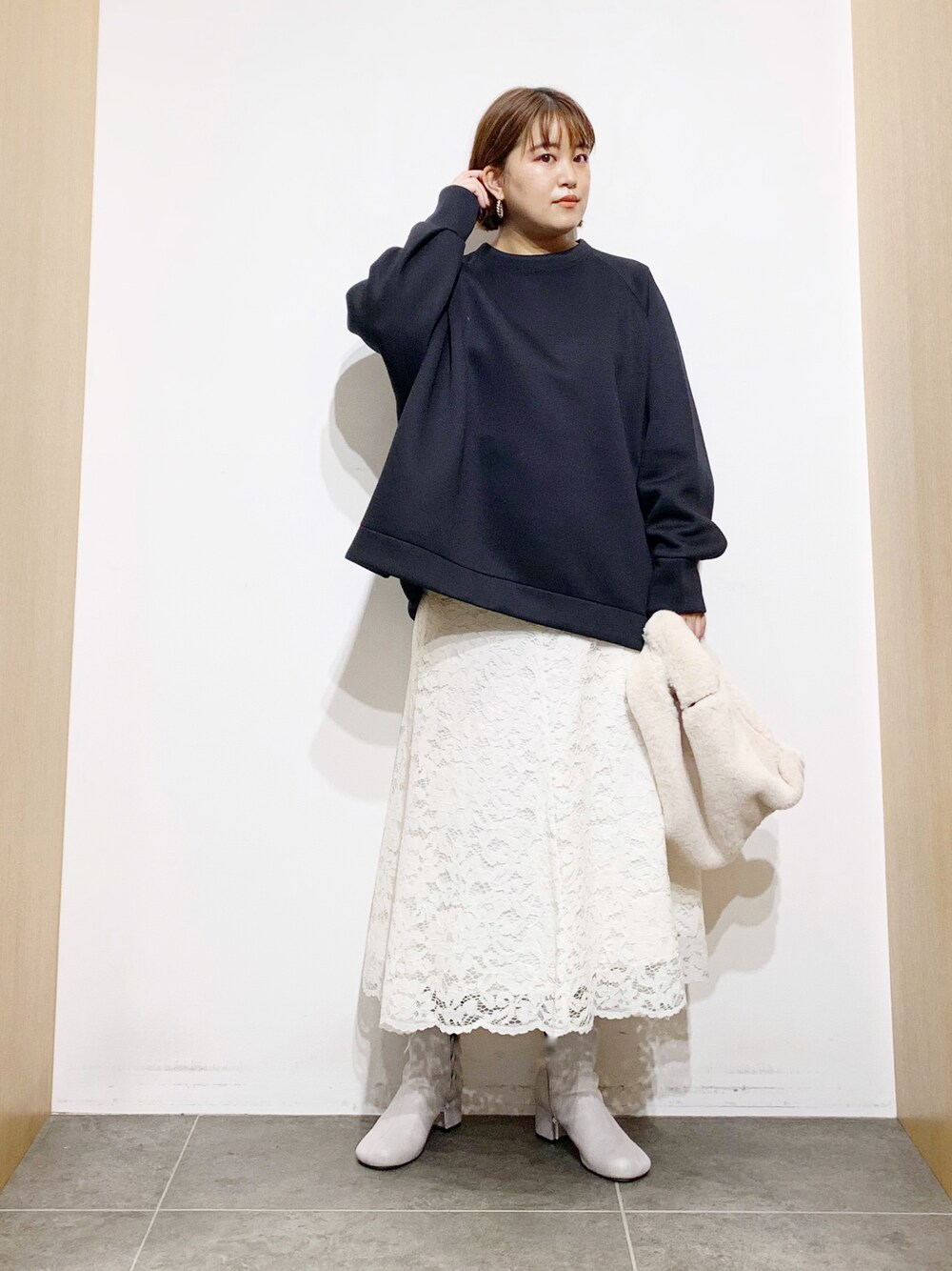 ブラック系のTシャツ/カットソー、ホワイト系のスカート、パープル系のブーツを着用したレディースの秋コーディネートの1枚目の写真