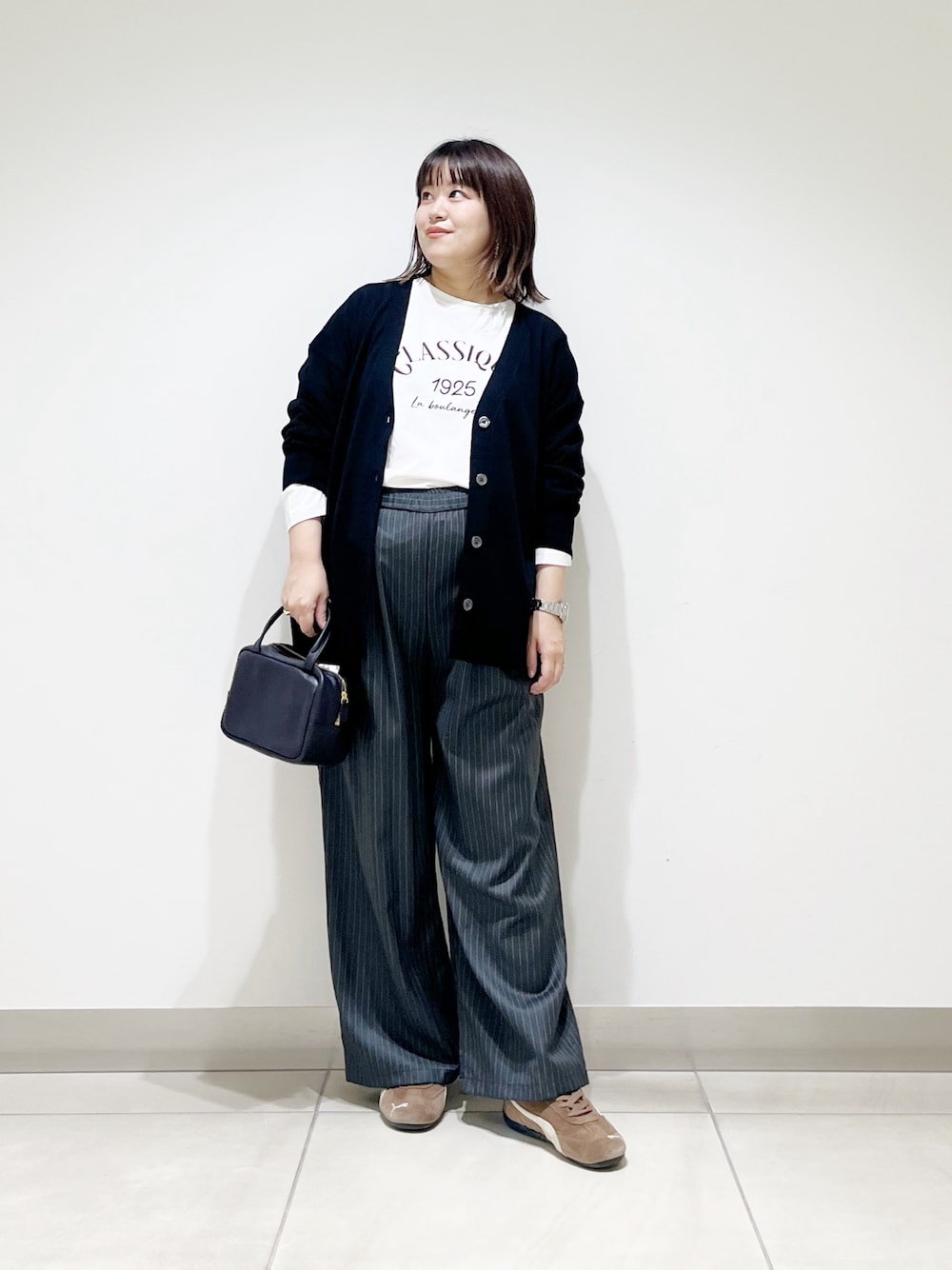 ブラック系のカーディガン/ボレロ、その他のその他パンツ、ホワイト系のTシャツ/カットソーを着用したレディースの秋コーディネートの1枚目の写真