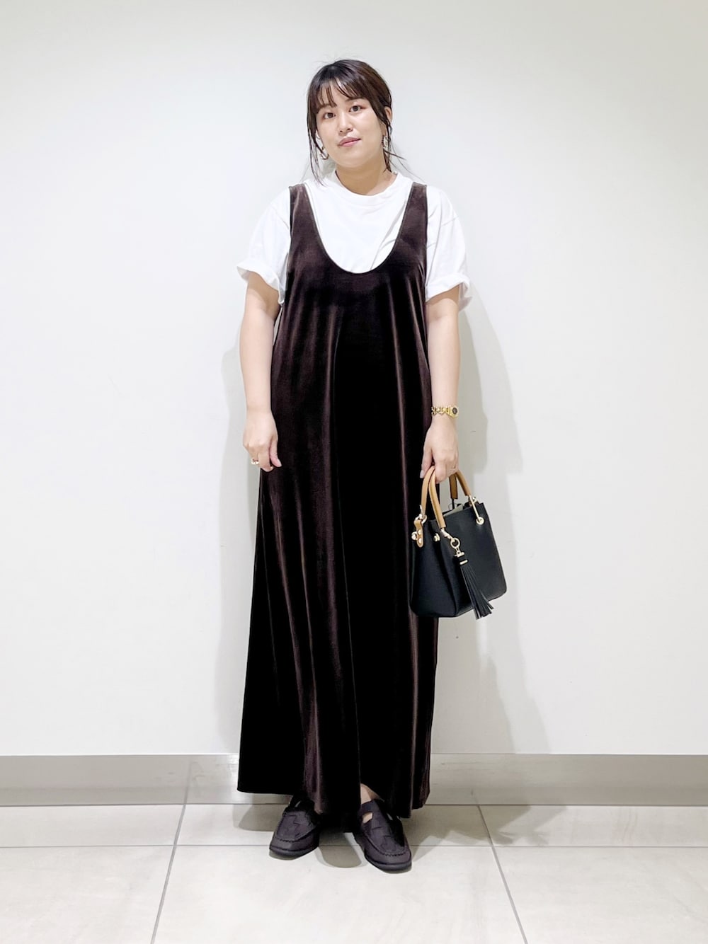 ブラウン系のワンピース/ドレス、ホワイト系のTシャツ/カットソー、ブラック系のトートバッグを着用したレディースの夏コーディネートの1枚目の写真