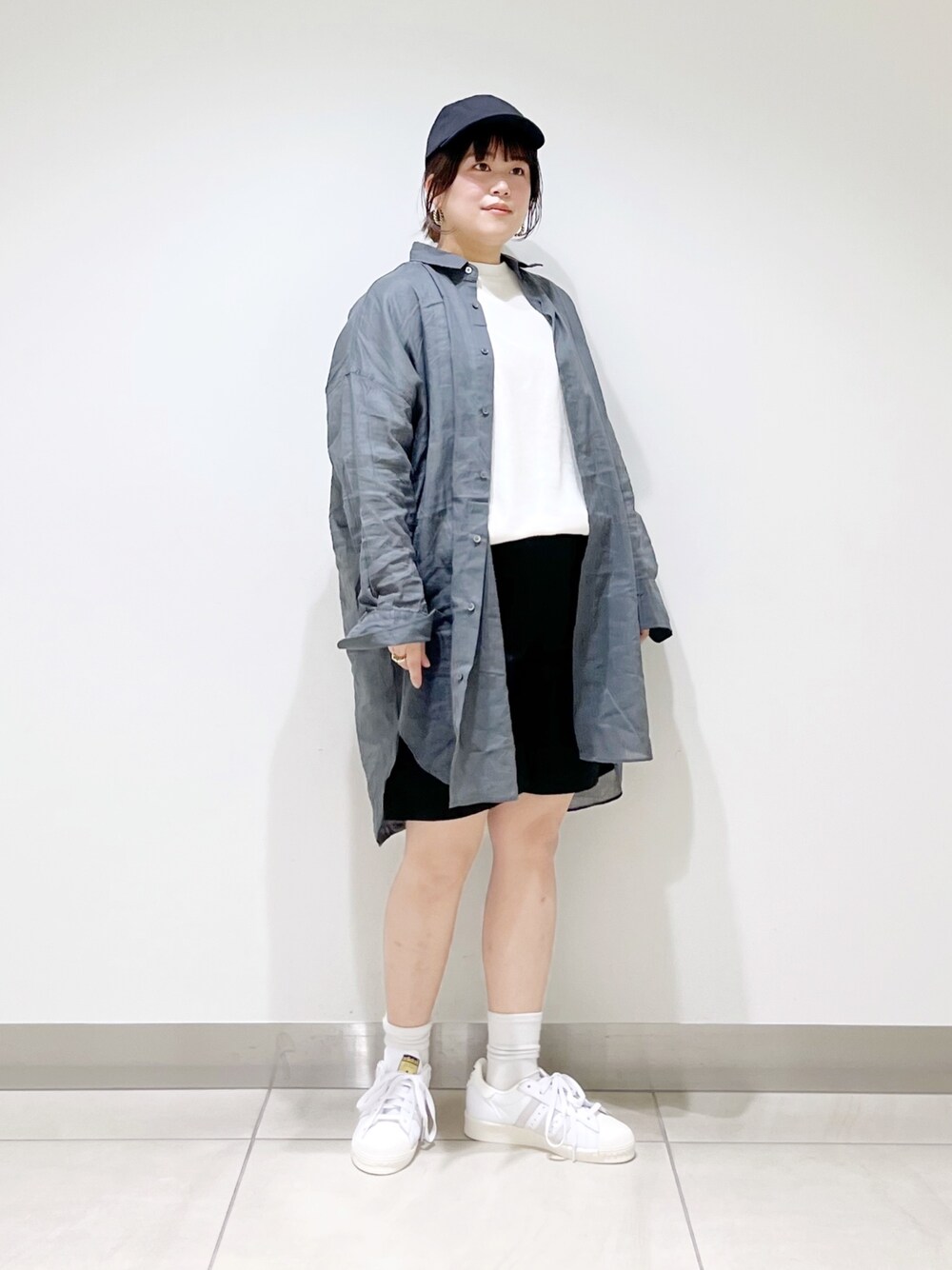 グリーン系のシャツ/ブラウス、ホワイト系のTシャツ/カットソー、ブラック系のその他パンツを着用したレディースの春コーディネートの1枚目の写真