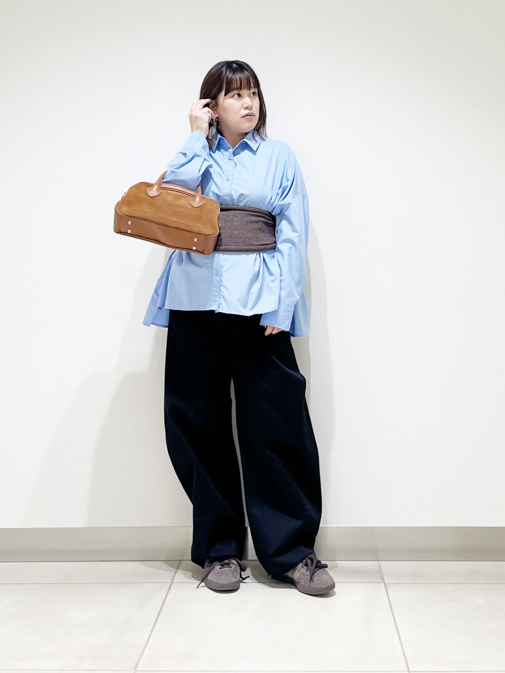 ブルー系のシャツ/ブラウス、ブラウン系のその他トップス、ブラウン系のショルダーバッグを着用したレディースの秋コーディネートの1枚目の写真