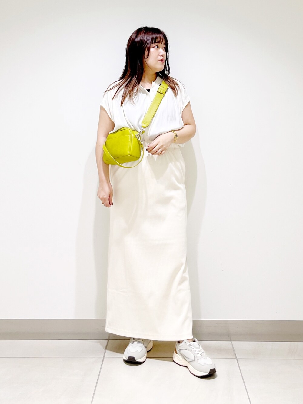 ホワイト系のシャツ/ブラウス、イエロー系のショルダーバッグ、その他のスカートを着用したレディースの夏コーディネートの1枚目の写真
