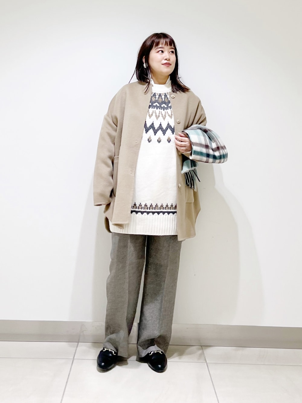 ベージュ系のノーカラージャケット、ホワイト系のニット/セーター、グレー系のその他パンツを着用したレディースの秋コーディネートの1枚目の写真