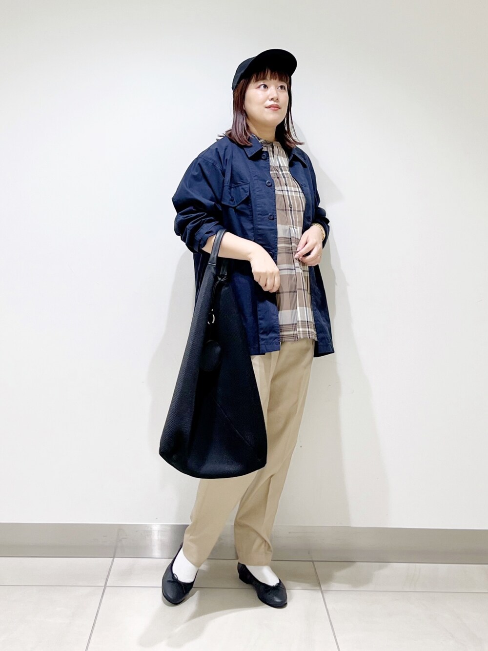 ベージュ系のシャツ/ブラウス、ブルー系のその他アウター、ブラック系のトートバッグを着用したレディースの秋コーディネートの1枚目の写真