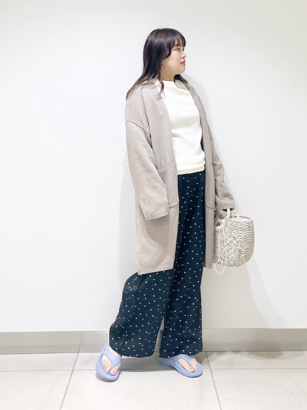 ベージュ系のカーディガン/ボレロ、ホワイト系のTシャツ/カットソー、ブラック系のその他パンツを着用したレディースの春コーディネートの1枚目の写真