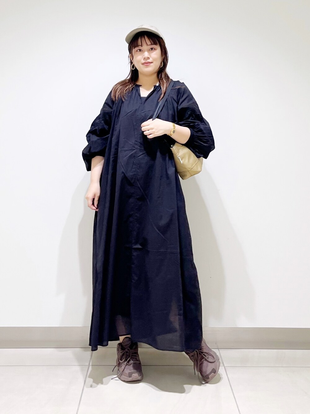 ブルー系のワンピース/ドレス、ベージュ系のショルダーバッグ、ブラウン系のスニーカーを着用したレディースの夏コーディネートの1枚目の写真