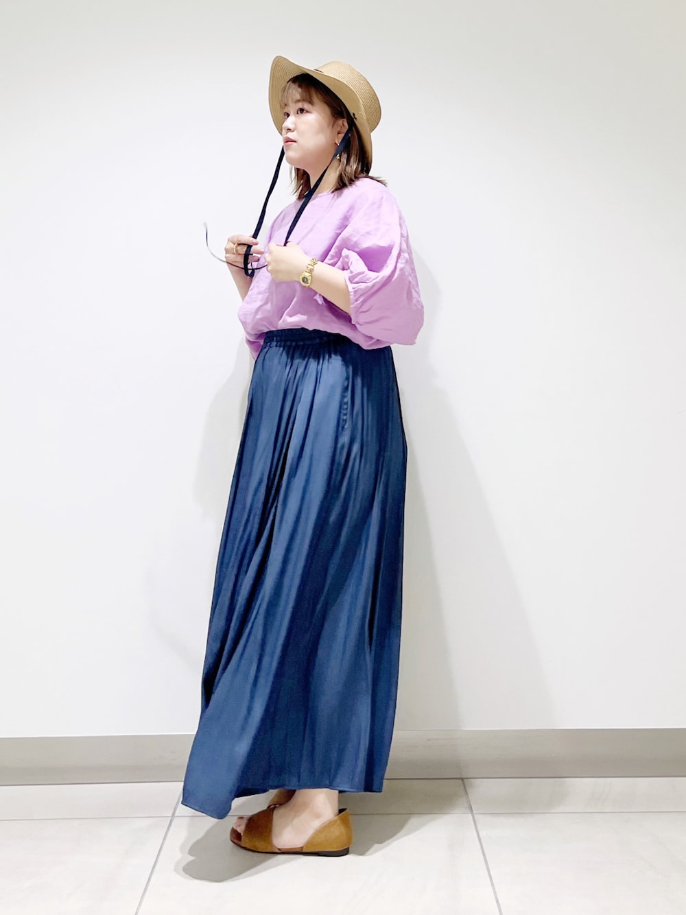 パープル系のシャツ/ブラウス、ブルー系のその他パンツ、イエロー系のサンダルを着用したレディースの春コーディネートの1枚目の写真