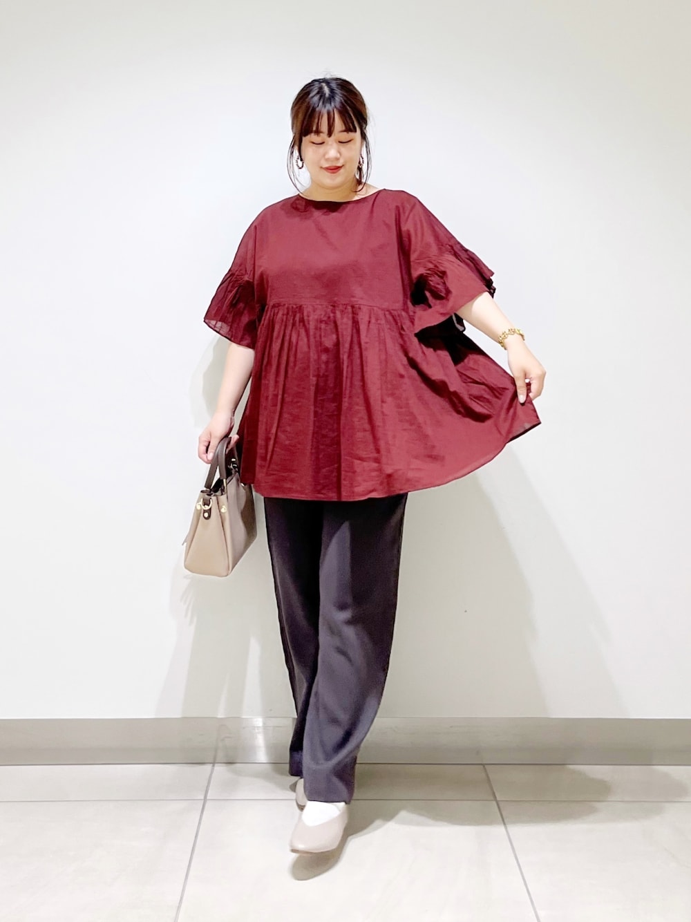 レッド系のシャツ/ブラウス、グレー系のその他パンツ、ベージュ系のトートバッグを着用したレディースの夏コーディネートの1枚目の写真