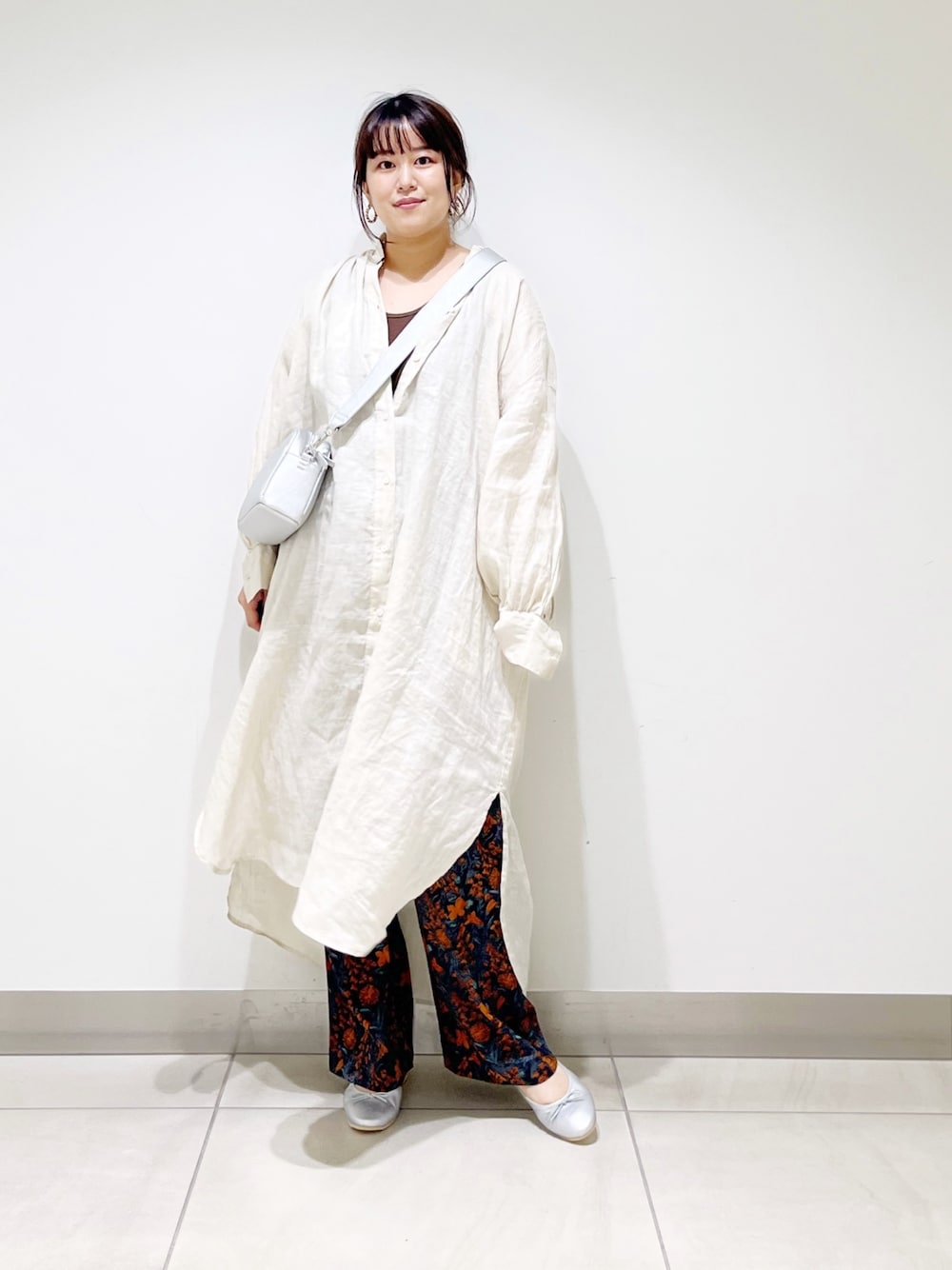 オレンジ系のその他パンツ、シルバー系のバレエシューズ、シルバー系のショルダーバッグを着用したレディースの夏コーディネートの1枚目の写真