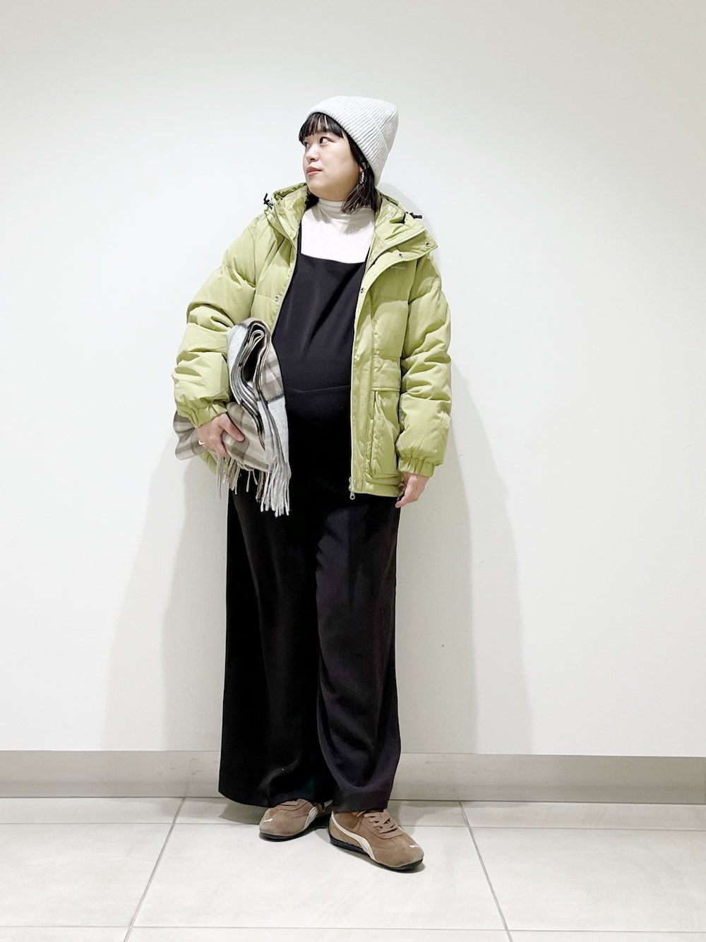 ブラウン系のサロペット/オーバーオール、ブルー系のその他アウター、ホワイト系のTシャツ/カットソーを着用したレディースの秋コーディネートの1枚目の写真