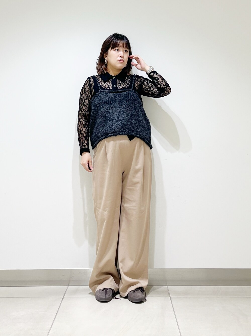 グレー系のニット/セーター、ブラック系のシャツ/ブラウス、ベージュ系のその他パンツを着用したレディースの秋コーディネートの1枚目の写真