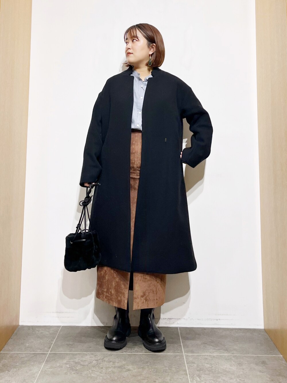 「冬アウター、ロングコート、冬コーデ、ブーツ、休日スタイル、きれいめカジュアル、ビッグシルエット、ベロア、URBAN RESEARCH、低身長、シャツスタイル、エレガント、ミニバッグ、ファーバッグ、マイベストコーデ2021」｜「URBAN RESEARCHのプチスタンドコート（その他アウター、ブラック系）」を使った、サトみ。さん（レディース・151cm）の冬コーディネートの1枚目の写真