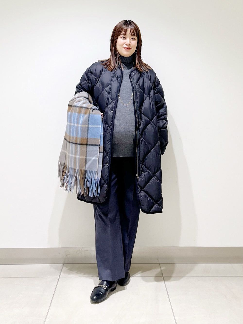 ブラック系のダウンジャケット/コート、グレー系のニット/セーター、グレー系のその他パンツを着用したレディースの冬コーディネートの1枚目の写真