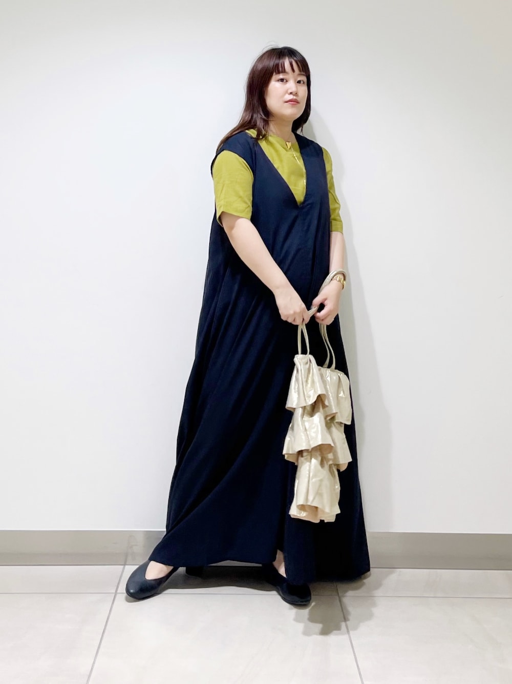 イエロー系のシャツ/ブラウス、ブルー系のワンピース、ゴールド系のトートバッグを着用したレディースの夏コーディネートの1枚目の写真