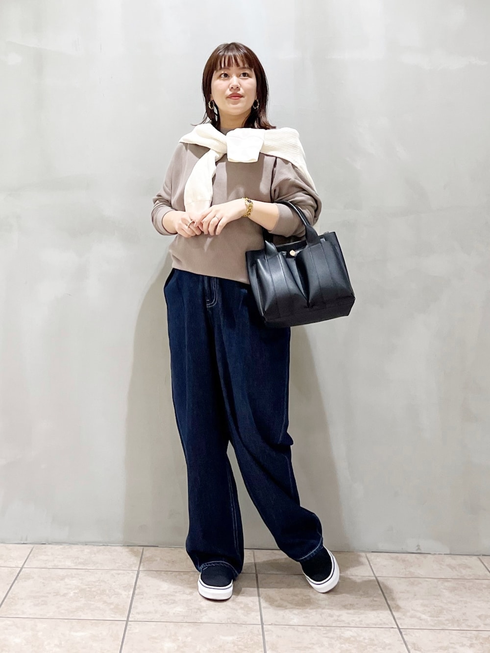 グレー系のTシャツ/カットソー、ホワイト系のカーディガン/ボレロ、ブラック系のトートバッグを着用したレディースの秋コーディネートの1枚目の写真