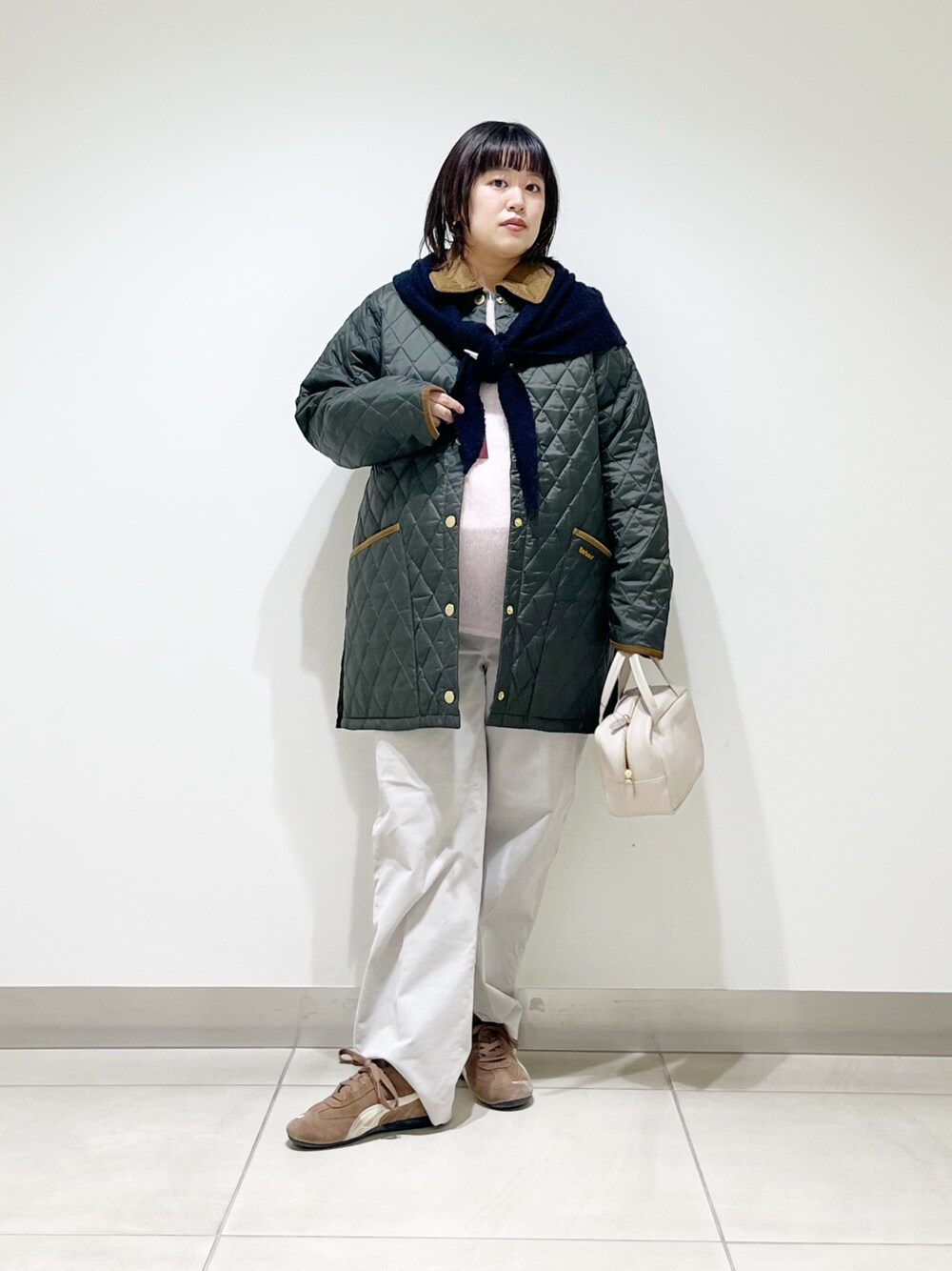 ブルー系のその他アウター、ピンク系のニット/セーター、グレー系のボストンバッグを着用したレディースの秋コーディネートの1枚目の写真