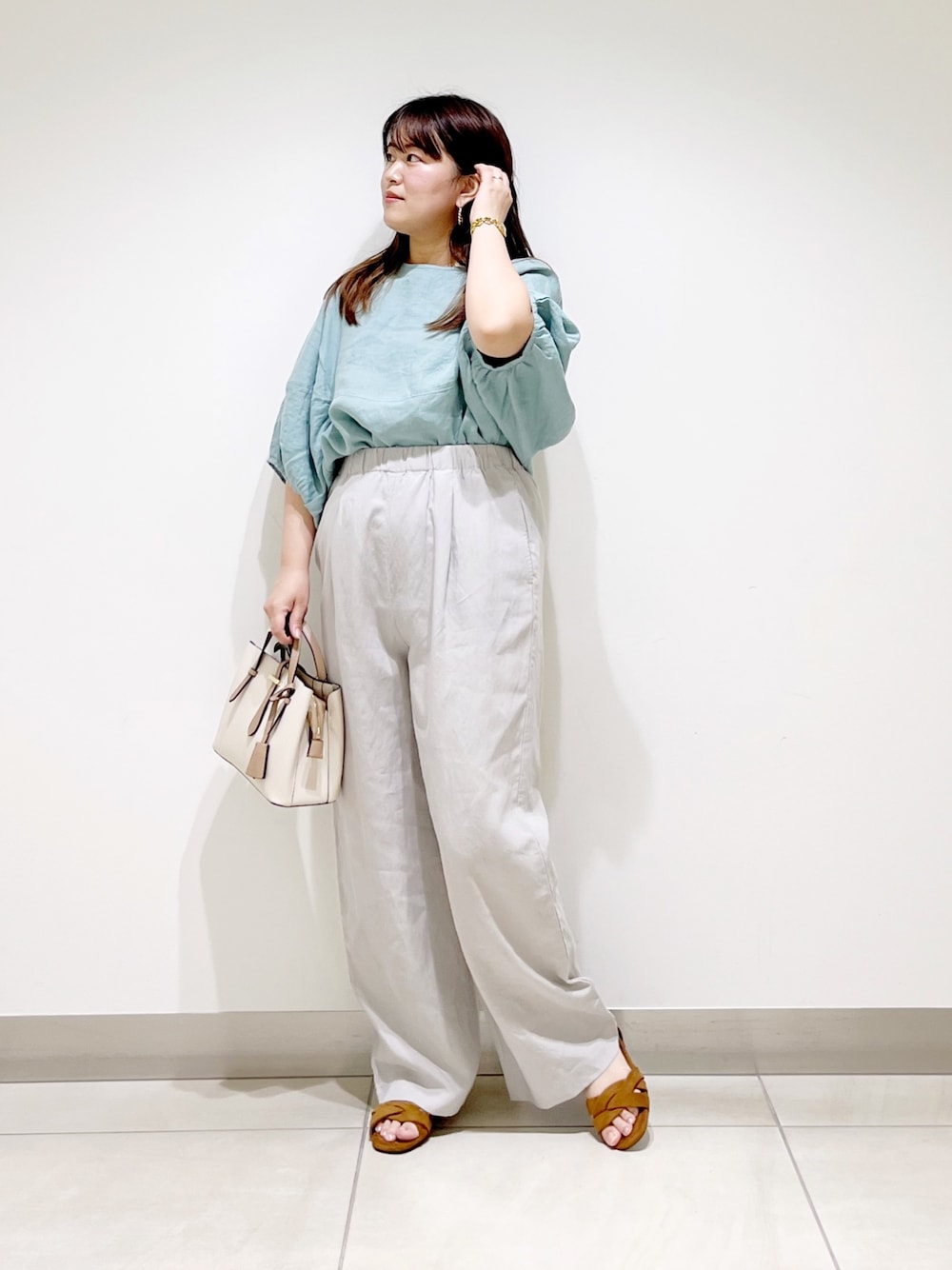 グリーン系のシャツ/ブラウス、ベージュ系のその他パンツ、ホワイト系のトートバッグを着用したレディースの夏コーディネートの1枚目の写真