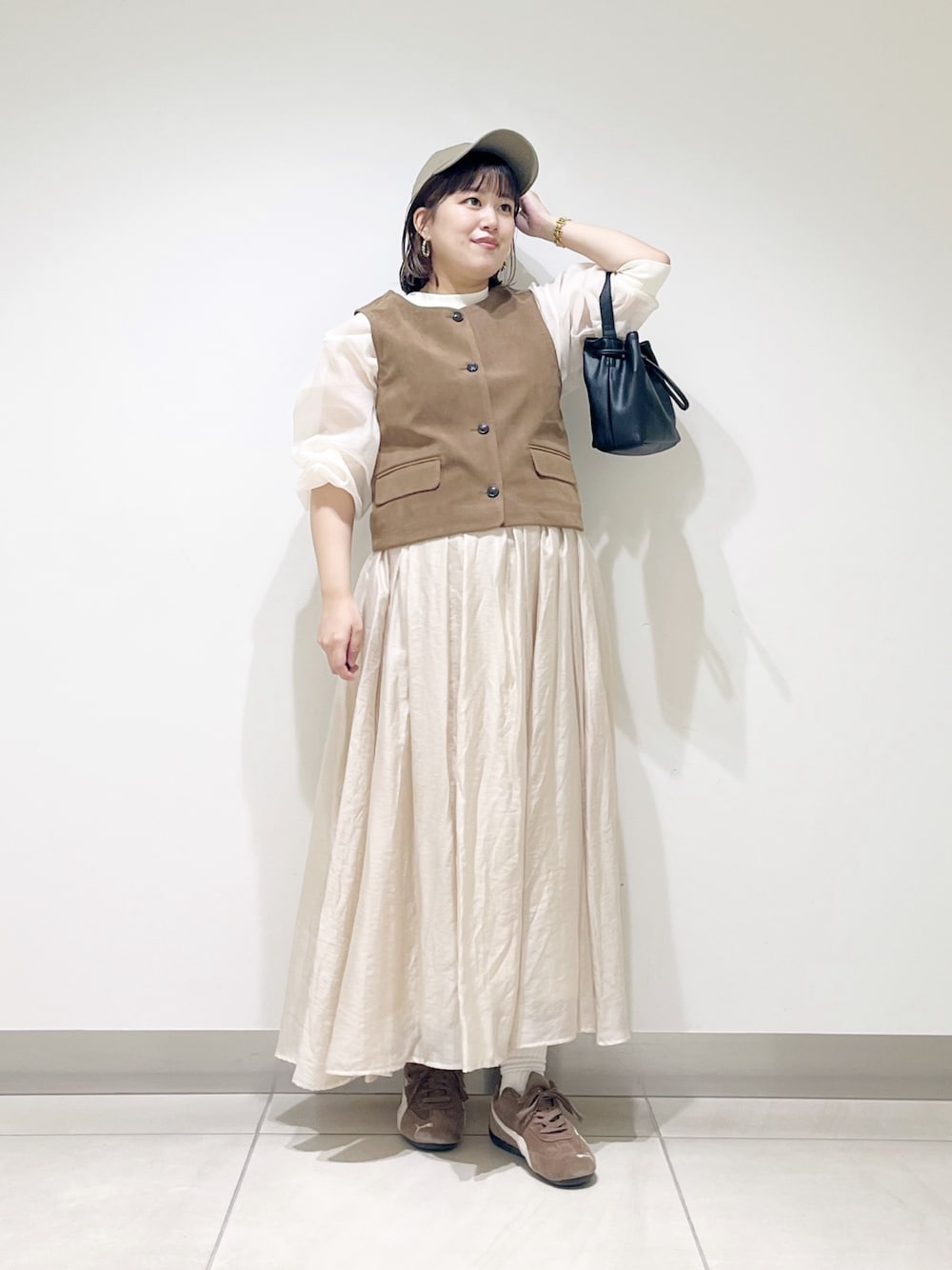 ホワイト系のTシャツ/カットソー、イエロー系のその他アウター、ブラック系のショルダーバッグを着用したレディースの秋コーディネートの1枚目の写真