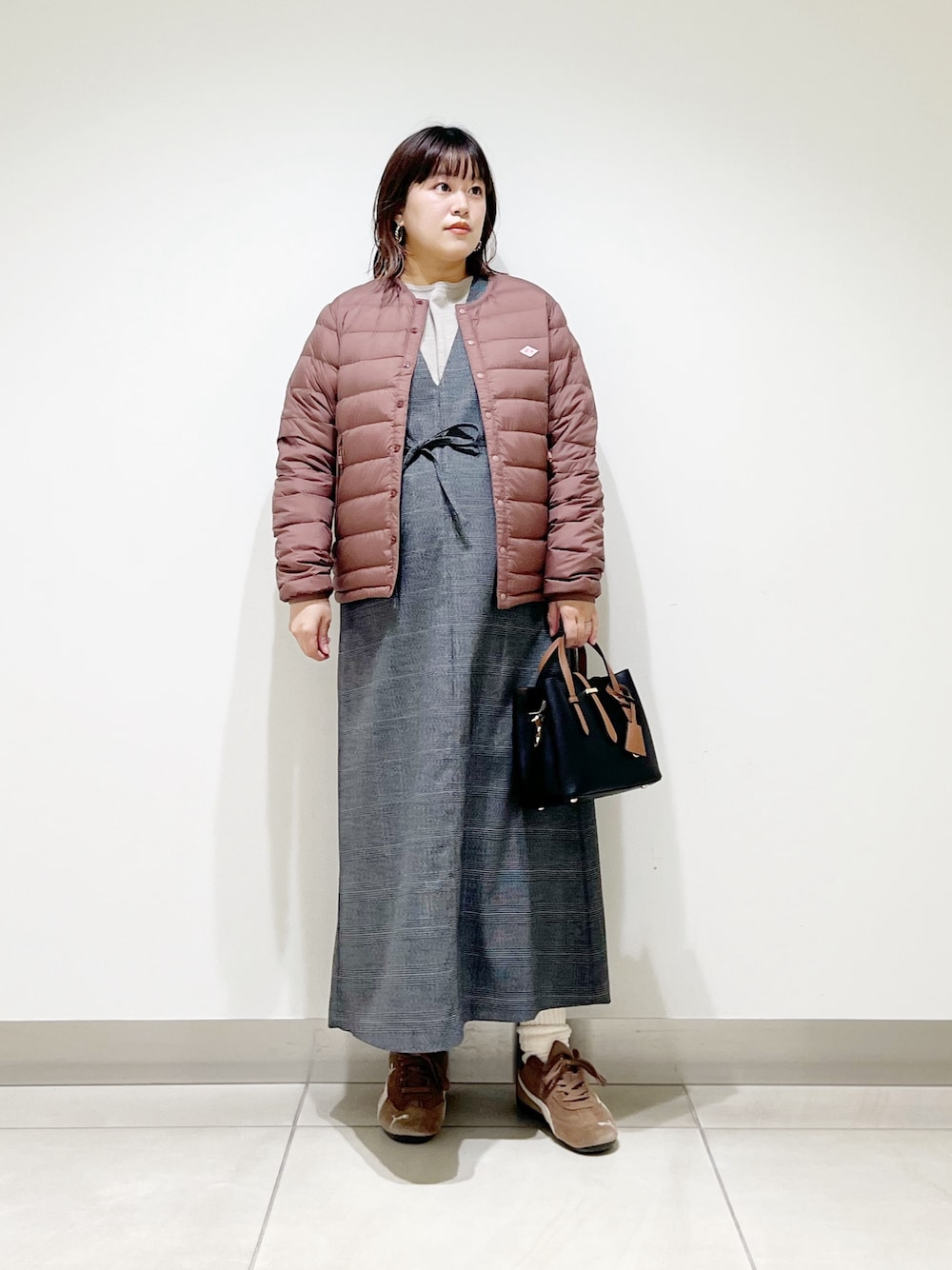 ピンク系のその他アウター、ベージュ系のニット/セーター、その他のワンピースを着用したレディースの秋コーディネートの1枚目の写真