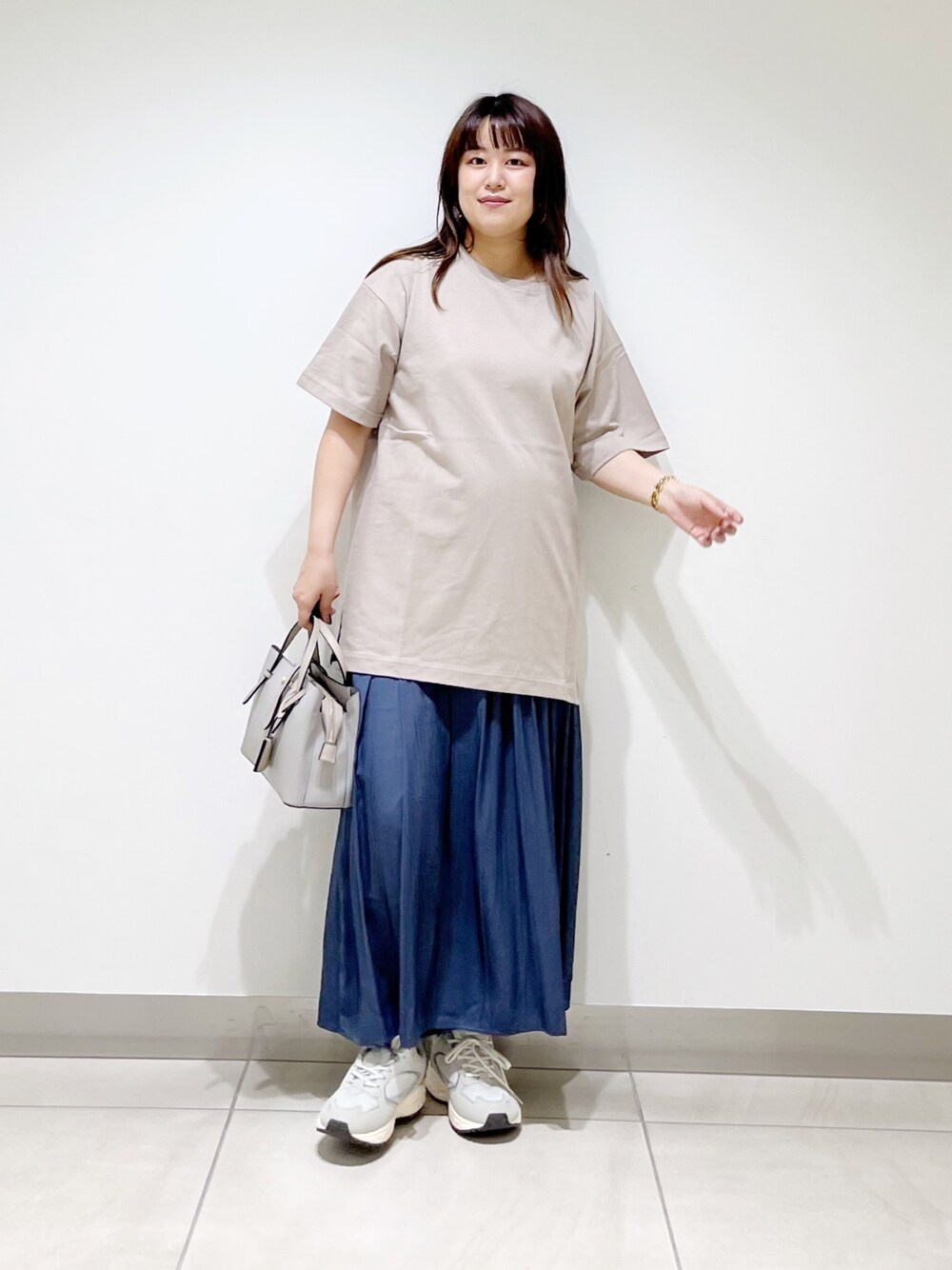 ベージュ系のTシャツ/カットソー、グレー系のトートバッグ、ブルー系のその他パンツを着用したレディースの夏コーディネートの1枚目の写真