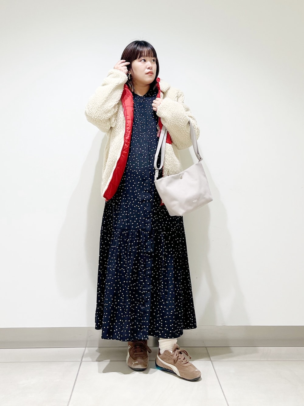 レッド系のその他アウター、ブラック系のワンピース、グレー系のショルダーバッグを着用したレディースの秋コーディネートの1枚目の写真