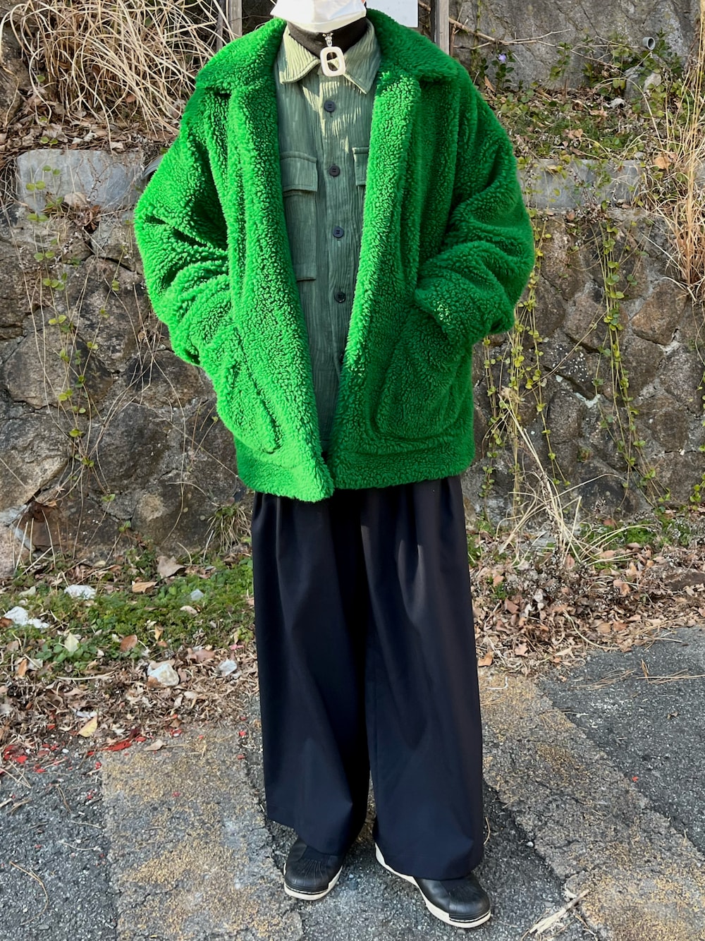 「ビビッドカラー、グリーン、グリーンコーデ、緑、ボアジャケット、ボアブルゾン、doublet、TAAKK、JWANDERSON、オーバーサイズ、シャツスタイル、ワイドパンツ、ワイドスラックス、黒スニーカー」｜「doubletの【doublet】MEN ジャケット HAND-PAINTED RECYCLE FUR JACKET 21AW04BL123（その他アウター、グリーン系）」を使った、九浮さん（メンズ・172cm）の冬コーディネートの1枚目の写真