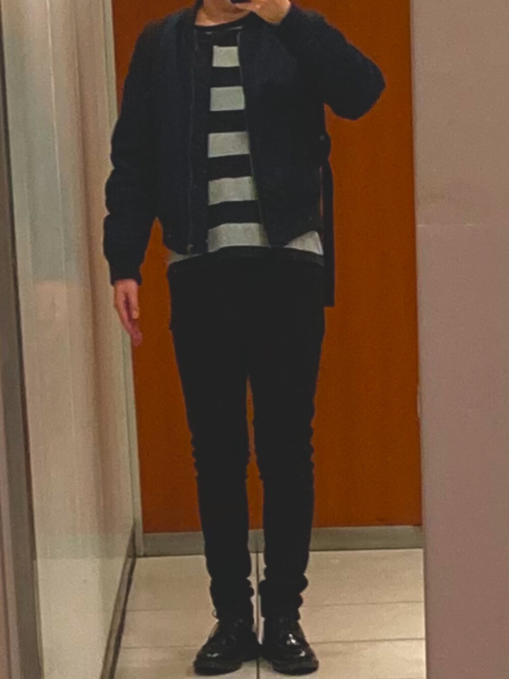 「低身長、ボーダー、黒スキニー、ドレスシューズ、UNIQLO、GU、seventeen、春コーデ」｜「GUのアイテム（Tシャツ/カットソー、ブラック系）」を使った、てぃるみさん（メンズ・158cm）の冬コーディネートの1枚目の写真