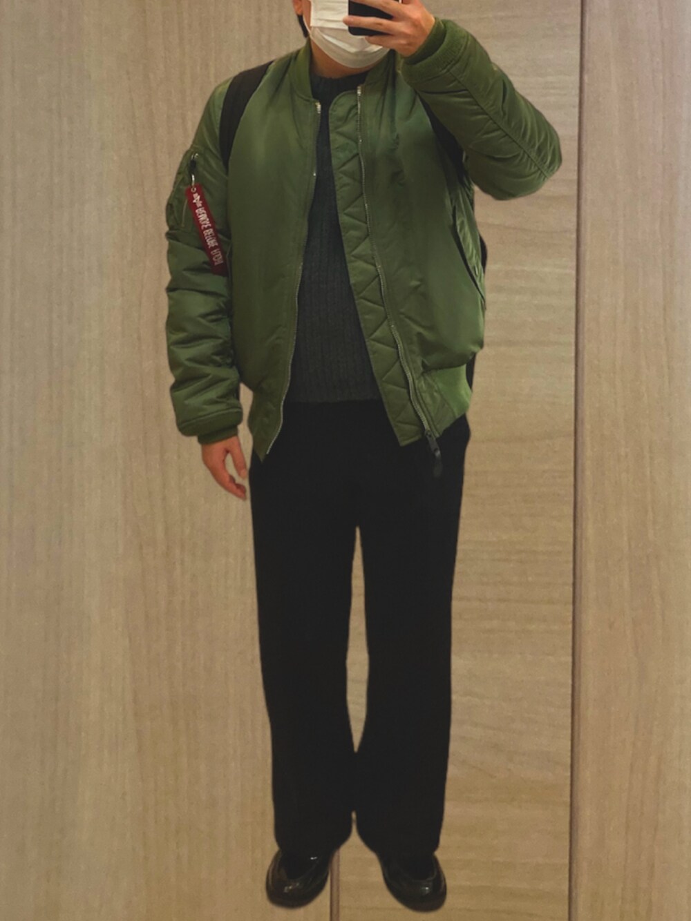 「alphaindustries、GU、無印良品、UNIQLO、MA-1、ニット、セーター、スラックス、ドレスシューズ、冬コーデ、着回しコーデ、レイヤードスタイル、シンプル、低身長、冬」｜「Alpha IndustriesのALPHA INDUSTRIES/アルファインダストリーズ  MA-1 TIGHT ジャケット（MA-1、グリーン系）」を使った、てぃるみさん（メンズ・158cm）の冬コーディネートの1枚目の写真