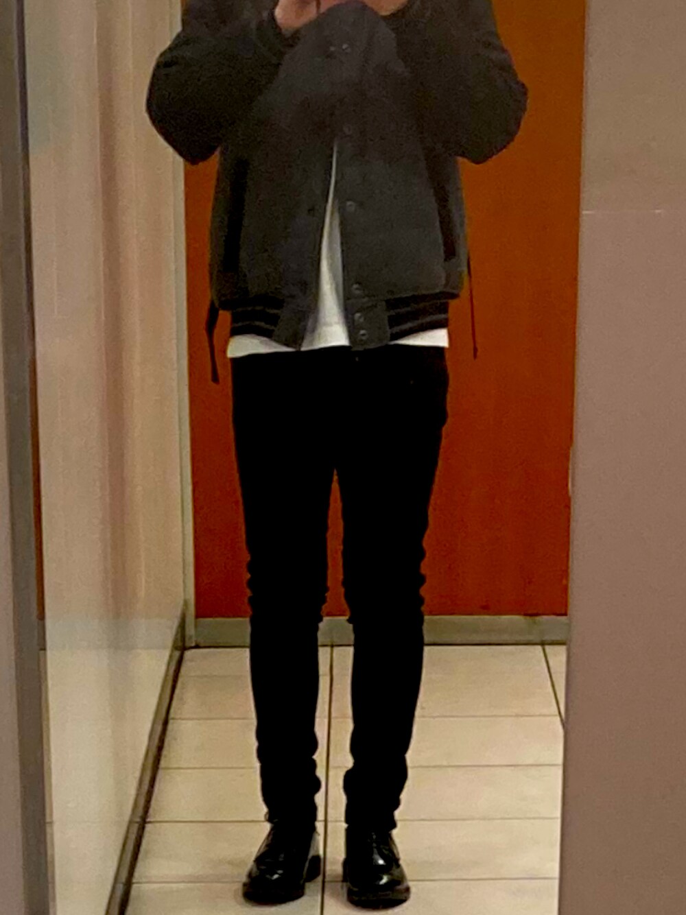 「GAP、白Tシャツ、seventeen、スタジャン、革靴、H&M、低身長、冬コーデ、シルエット、シンプルコーデ」｜「GAPのアイテム（スタジャン、グレー系）」を使った、てぃるみさん（メンズ・158cm）の冬コーディネートの1枚目の写真