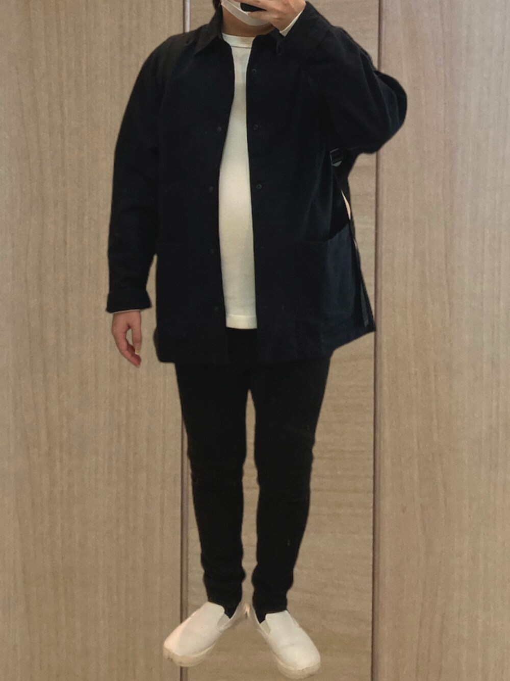 「無印良品、GU、シャツジャケット、クルーネック、白Tシャツ、黒パンツ、スリッポン、モノトーン、きれいめカジュアル、着回しコーデ、冬コーデ、シンプルコーデ」｜「無印良品の両面起毛フランネルシャツジャケット（シャツ/ブラウス、ブラック系）」を使った、てぃるみさん（メンズ・158cm）の冬コーディネートの1枚目の写真