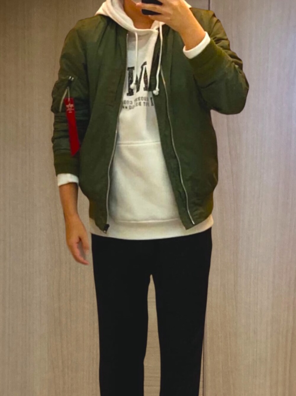 「MA-1、パーカー、白、春コーデ、休日スタイル、シンプル、alpha」｜「Alpha IndustriesのALPHA INDUSTRIES / L-2B（MA-1、グリーン系）」を使った、てぃるみさん（メンズ・158cm）の冬コーディネートの1枚目の写真