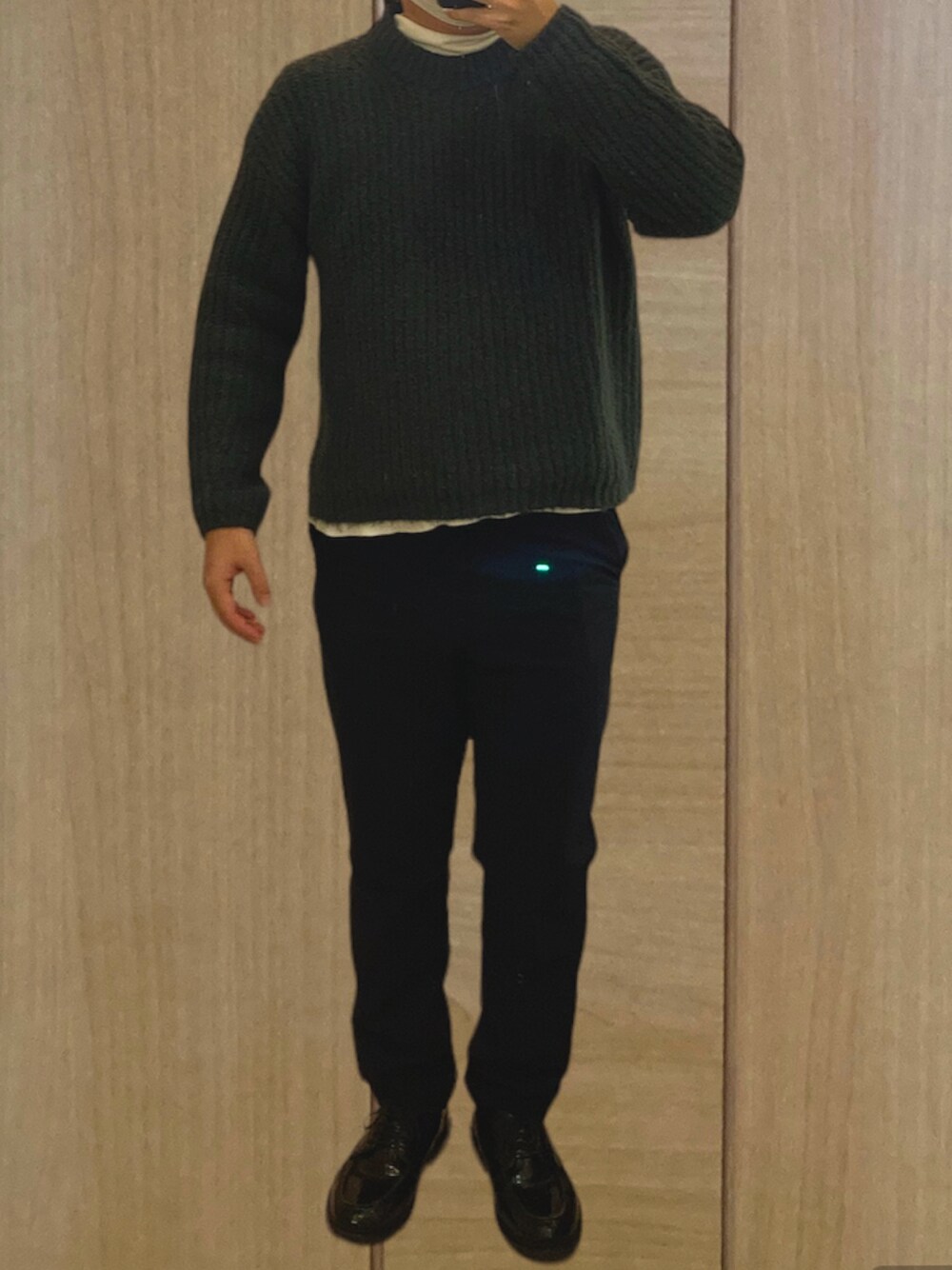 「GU、UNIQLO、ニット、セーター、タートルネック、白Tシャツ、イージーパンツ、ドレスシューズ、着回しコーデ、冬コーデ、きれいめカジュアル、レイヤードスタイル、大人コーデ」｜「GUのアイテム（ニット/セーター、グレー系）」を使った、てぃるみさん（メンズ・158cm）の冬コーディネートの1枚目の写真