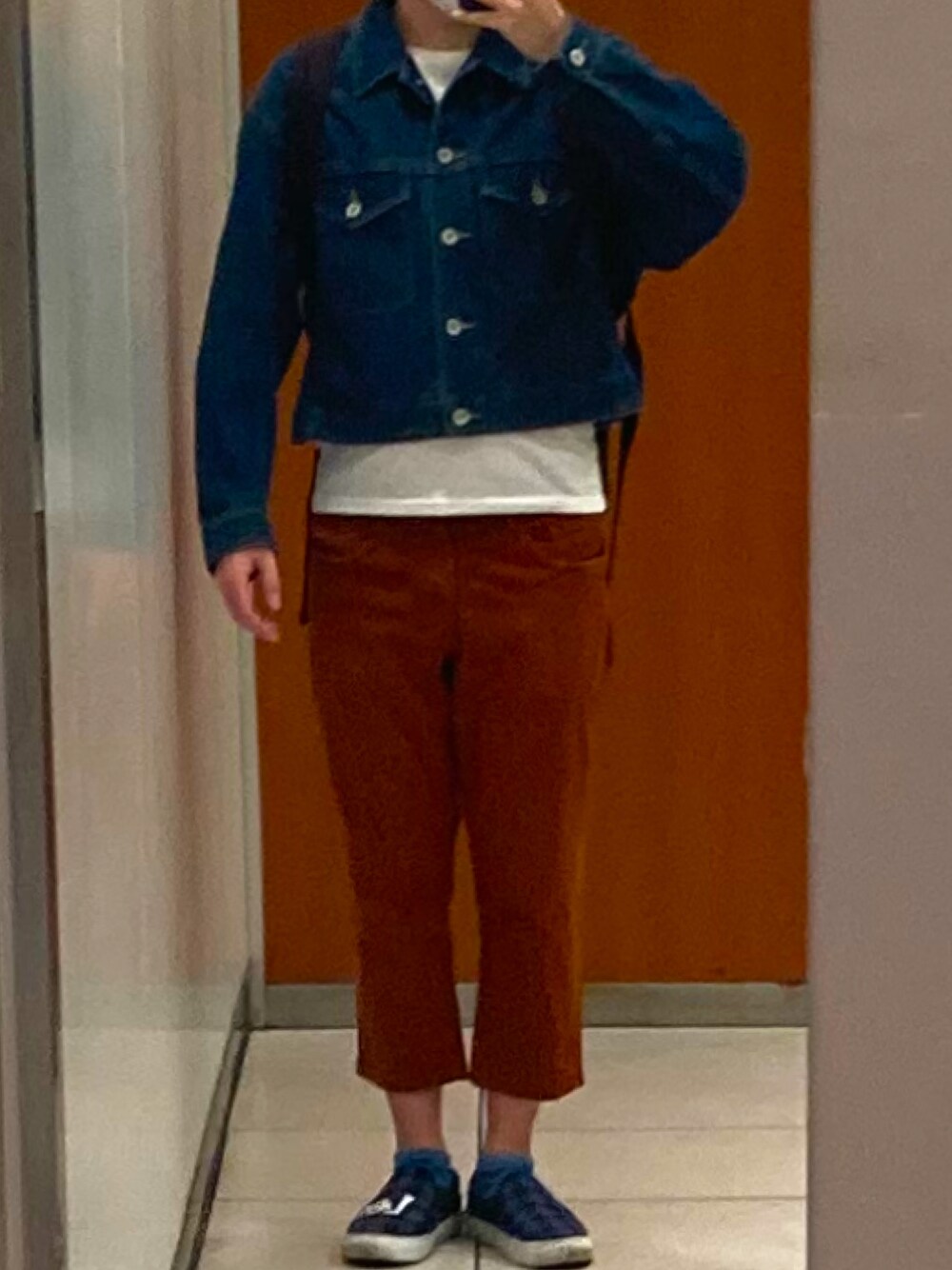 「ラクチンコーデ、春、デニムジャケット、白Tシャツ、スリッポン、低身長、UNIQLO、H&M、Lee、着回しコーデ、カジュアル」｜「UNIQLOのアイテム（デニムジャケット、ブルー系）」を使った、てぃるみさん（メンズ・158cm）の冬コーディネートの1枚目の写真