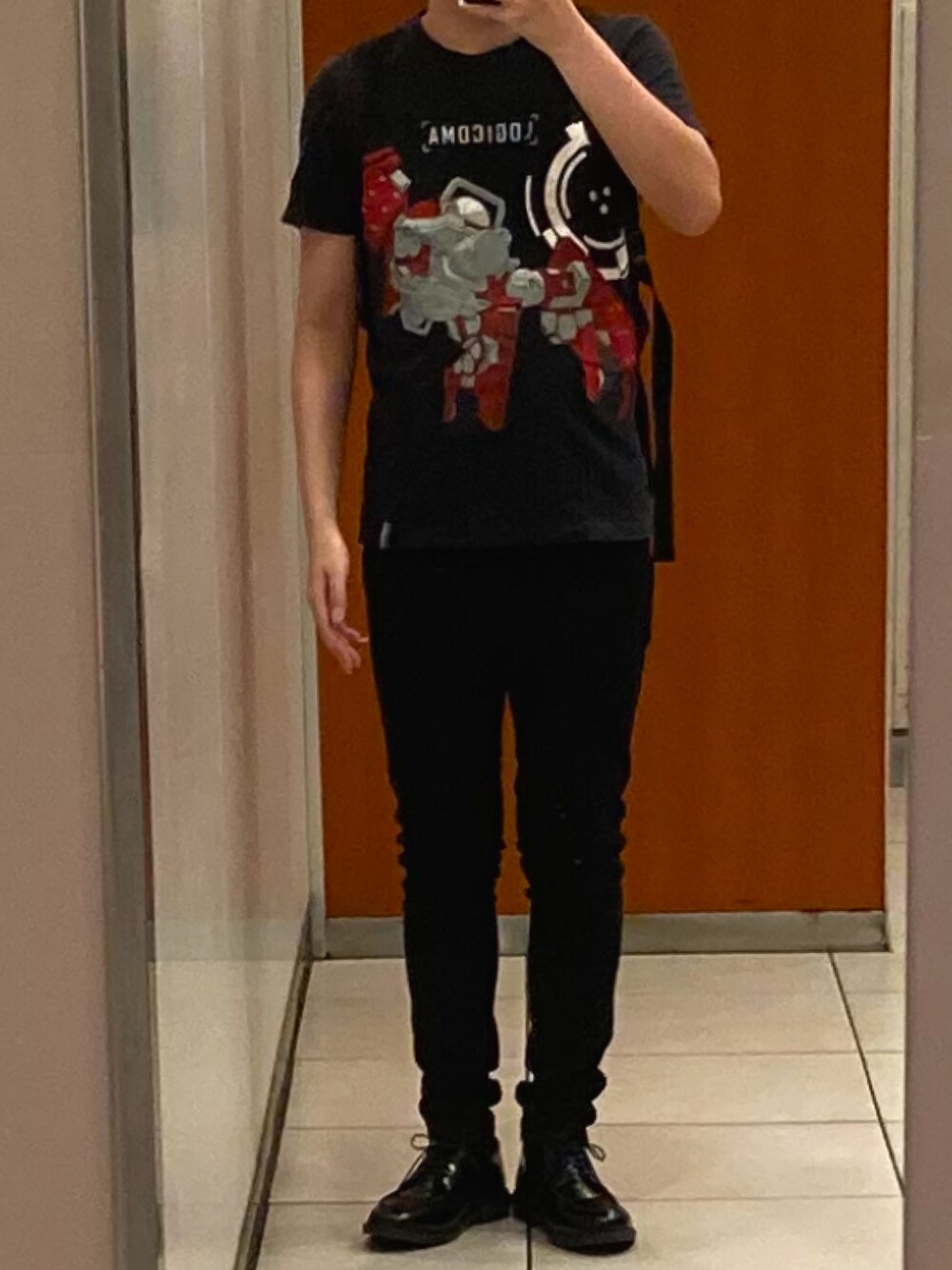 「春、黒スキニー、ドレスシューズ、UNIQLO、C17、低身長、黒、攻殻機動隊ARISE」｜「UNIQLOのアイテム（Tシャツ/カットソー、ブラック系）」を使った、てぃるみさん（メンズ・158cm）の春コーディネートの1枚目の写真