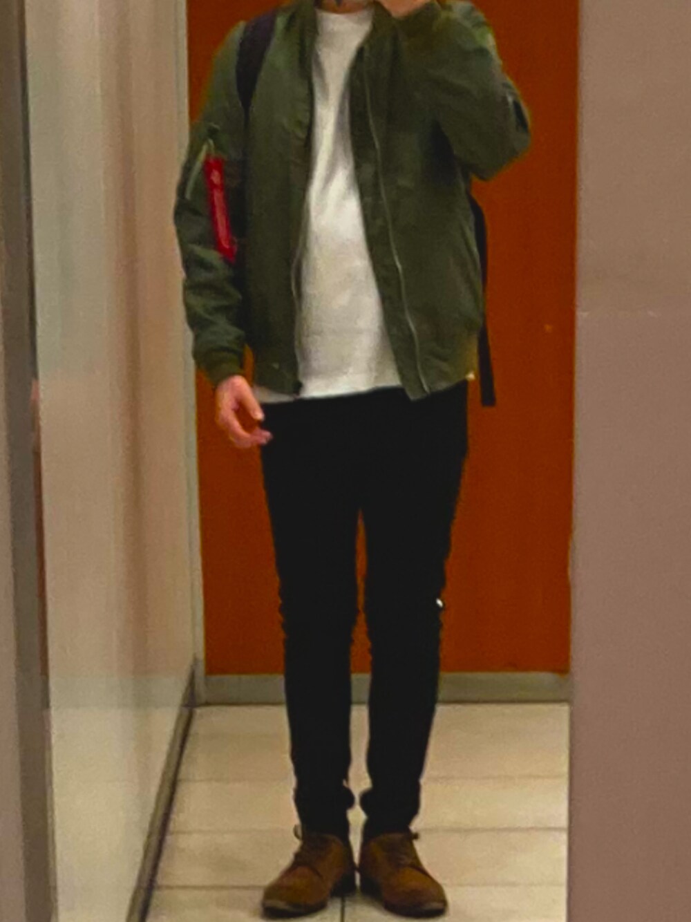 「カジュアルコーデ、春服、MA-1、白Tシャツ、黒スキニー、デッキシューズ、低身長、デート、シンプルコーデ、H&M、seventeen、alpha」｜「Regetta Canoeのアイテム（モカシン/デッキシューズ、ブラウン系）」を使った、てぃるみさん（メンズ・158cm）の冬コーディネートの1枚目の写真