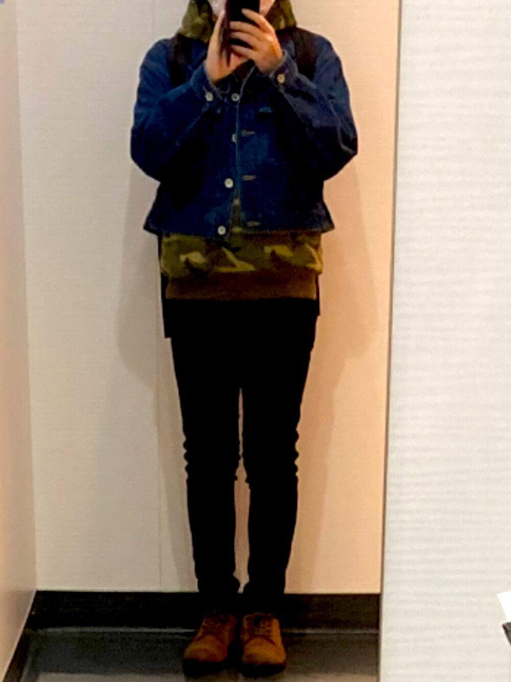 「カジュアルコーデ、着回しコーデ、低身長、デニムジャケット、パーカー、迷彩、UNIQLO、seventeen、秋冬コーデ、デニムジャケット×パーカー、ブラウン」｜「UNIQLOのアイテム（デニムジャケット、ブルー系）」を使った、てぃるみさん（メンズ・158cm）の冬コーディネートの1枚目の写真
