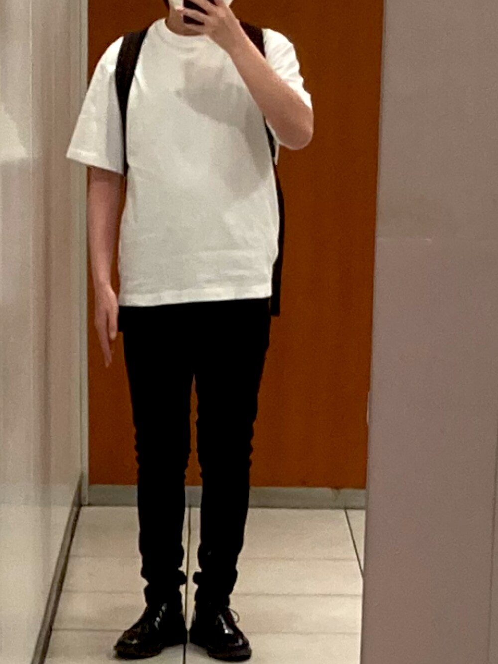 「白Tシャツ、黒スキニー、ドレスシューズ、低身長、シンプルコーデ、モノトーン、H&M、C17、春コーデ、休日コーデ、清潔感、みんなの白Tフェス」｜「H&MのH&M - リラックスフィットTシャツ - ホワイト（Tシャツ/カットソー、ホワイト系）」を使った、てぃるみさん（メンズ・158cm）の春コーディネートの1枚目の写真