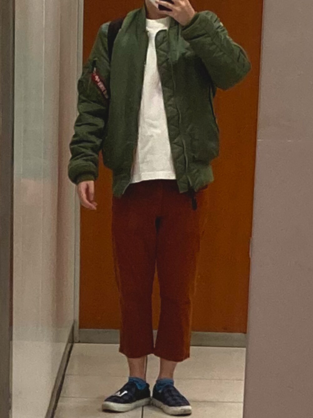 「カジュアルコーデ、シンプル、白Tシャツ、スリッポン、丈、MA-1、低身長コーデ、alpha、H&M、UNIQLO、Lee、今日のコーデ」｜「H&MのH&M - リラックスフィットTシャツ - ホワイト（Tシャツ/カットソー、ホワイト系）」を使った、てぃるみさん（メンズ・158cm）の冬コーディネートの1枚目の写真