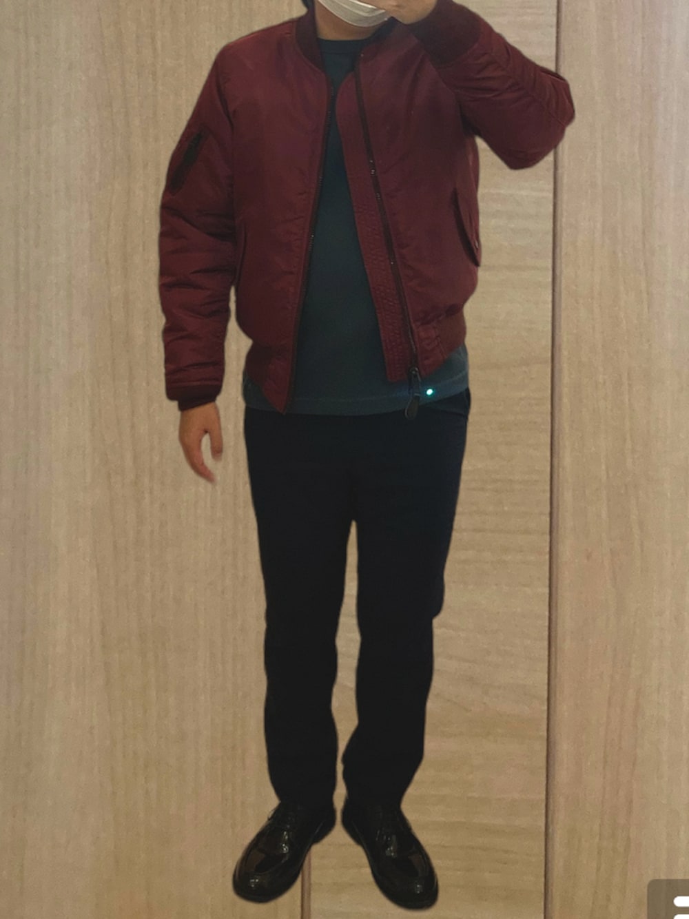 「AVIREX、GU、UNIQLO、MA-1、クルーネック、イージーパンツ、ドレスシューズ、冬コーデ、着回しコーデ、ネイビー、ワインレッド、カジュアルコーデ、シンプルスタイル」｜「AVIREXの《WOMENS》MA-1 コマーシャル/MA-1 COMMERCIAL（MA-1、レッド系）」を使った、てぃるみさん（メンズ・158cm）の冬コーディネートの1枚目の写真