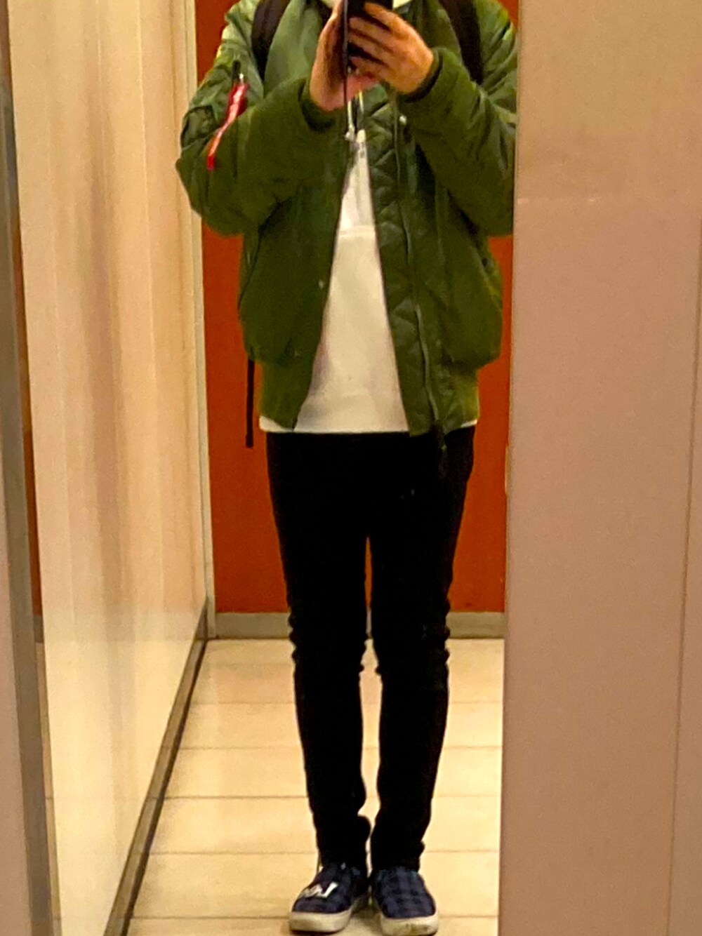 「カジュアルコーデ、シンプル、MA1、白、パーカー、スリッポン、低身長、ミリタリー、alphaindustries、seventeen、LEE、冬コーデ、着回しコーデ、アウター」｜「Alpha IndustriesのALPHA INDUSTRIES/アルファインダストリーズ  MA-1 TIGHT ジャケット（MA-1、グリーン系）」を使った、てぃるみさん（メンズ・158cm）の冬コーディネートの1枚目の写真