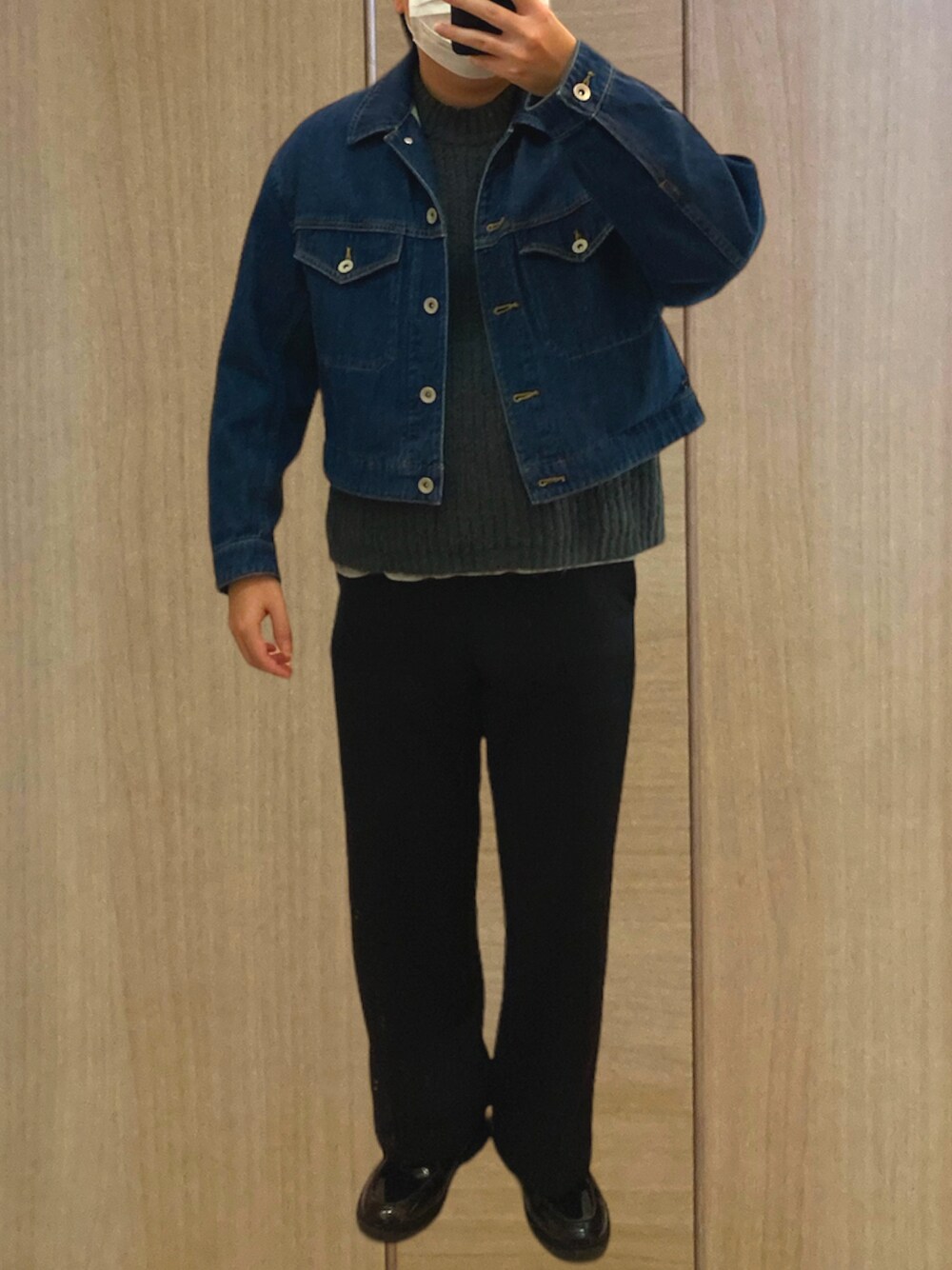 「UNIQLO、GU、デニムジャケット、ニット、セーター、スラックス、ドレスシューズ、秋冬コーデ、着回しコーデ、カジュアルコーデ、シンプル、レイヤードスタイル、休日スタイル」｜「UNIQLOのアイテム（デニムジャケット、ブルー系）」を使った、てぃるみさん（メンズ・158cm）の冬コーディネートの1枚目の写真