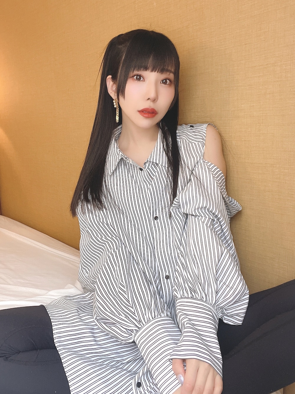 「春服、お出かけコーデ、旅行、Chico、楽チンコーデ、お花見コーデ、レギンス、スポーツミックス、大人カジュアル、オープンショルダー、シャツスタイル、シャツワンピ、シャツコーデ、ストライプシャツ、骨格ウェーブ」｜「Chicoの【Web限定】バックねじり肩開きシャツ（シャツ/ブラウス、ブラック系）」を使った、相沢梨紗さん（骨格ウェーブ・レディース・159cm）の春コーディネートの1枚目の写真