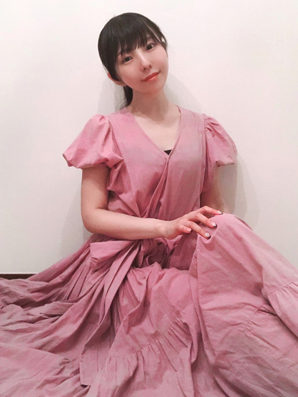 パープル系のワンピースを着用したレディースの夏コーディネートの1枚目の写真