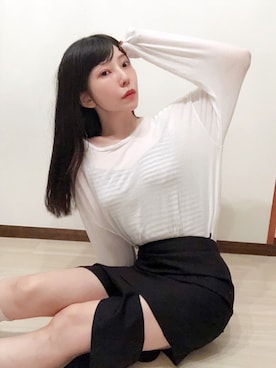 「ミニスカート」｜「アイテム（Tシャツ/カットソー、ホワイト系）」を使った、相沢梨紗さん（レディース・159cm）の秋コーディネート
